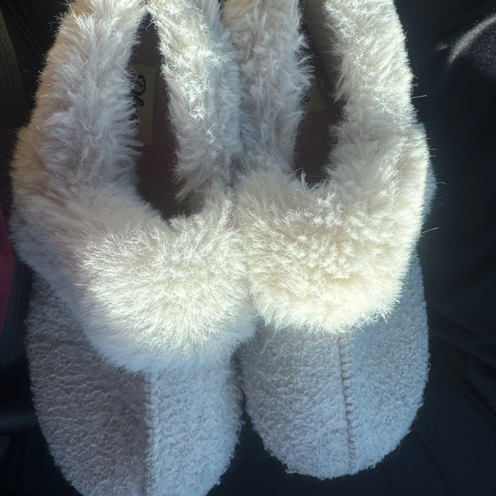 Dearfoams Women's Plush Cream Slippers